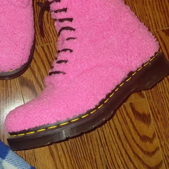 Dr. Martens Pink Faux Shearling Lace-Up Boots with Black Trim - Picture 5 of 8